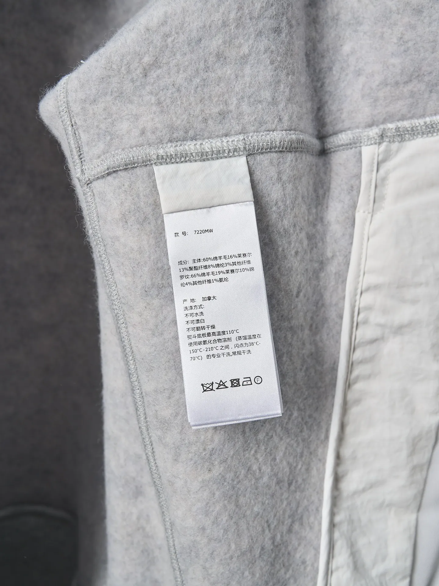P760 Actual hanging auction] Canada Goose/Canada Goose Fleece Badge Button Cashmere Jacket [Color] Dark Gray Light Gray [Size] S M L XL Wool Blend Fabric: The main fabric of this jacket is light gray wool blend fabric to improve the wear resistance, wrinkle resistance and warmth of the fabric. Wool provides good warmth and a natural feel, while blended fibers enhance the fabric's practicality and durability.  RIBBED KNIT: The collar, cuffs and hem are ribbed knitted for added stretch and fit.  The cutting process needs to ensure that the texture and color of the fabric are evenly distributed, especially with this light gray tone, to avoid chromatic aberrations. The stretchability of wool-blend fabrics needs to be taken into consideration when cutting pieces to ensure dimensional stability of the finished garment.      Use a sewing needle and thread suitable for wool-blend fabrics to avoid damage to the fabric during sewing. The sewing stitches are even and firm to prevent thread stripping.      The temperature needs to be controlled during ironing to avoid high temperature damage to the fabric while keeping the fabric smooth and crisp.   The front and back body parts, sleeves and other main parts are stitched with flat seams to ensure a smooth silhouette.   Align the fabric texture at the splices to keep the look neat.     Details such as pockets and cuffs are designed with inset pockets to increase practicality and aesthetics.     The splicing areas are reinforced to improve durability.  The white circular armband on the left arm is an important part of the brand identity and is finely sewn to ensure it is strong and flat.